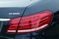 メルセデスの第2世代のハイブリッドシステムを搭載し、35km/hまでならモーターだけで走行することができるようになった。JC08モード燃費は15.2km/リッター。