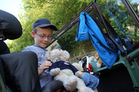 ルイス君の旅のお供は縫いぐるみ。お父さんの気配りであるイヤーマフも見える。