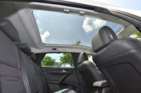 「508SW GT BlueHDi」には電動サンシェード付きのパノラミックガラスルーフが標準で装備される。