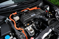 パワーユニットは2リッターのガソリンエンジンと、走行用と発電用の2つのモーターを備えたハイブリッド機構の組み合わせ。トランスミッションは搭載されていない。