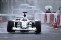 ウェットな低ミュー路面という難しいコンディションにもかかわらず、佐藤琢磨はホンダV10を轟かせ、マシンを左右に振って激しいドライビングを5周にわたって披露。サービス精神旺盛。