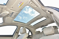 標準型「S300h」ではオプションのパノラミックスライディングルーフも標準で装着される。