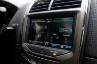 センターコンソールにある8インチディスプレイ上には、カーオーディオやハンズフリーフォン、空調などの情報が表示され、タッチパネルで操作することができる。