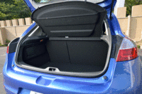 荷室の容量は372リッター。6：4分割可倒式の後席を倒すと、さらに拡大される。（写真をクリックすると荷室のアレンジが見られます）
    