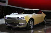 日産いわく、白いTシャツと亜麻色のチノパンに、アクセントとなるシルバーアクセサリーやベルトを組み合わせたような、というカラーリングでまとめられた「アイディーエックス フリーフロー」。
    