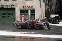 「ハドソン・コモドール」
    ハドソン社は1909年に設立された自動車製造会社。1920年代にはアメリカ第3位の規模を誇っていたが、1954年に合併によりAMCとなった。コモドールはフルサイズの乗用車で、映画に登場するのは3代目モデル。自動車会社に採用された初の女性デザイナーであるベティ・サッチャーによって設計されている。     