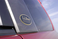クォーターピラーの下部には「L.L.Bean EDITION」のエンブレムが、運転席と助手席のシートにはロゴマークが型押しされる。