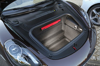 ノーズ下のラゲッジスペース容量は150リッター。