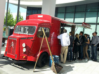 これもレトロか？　焼き菓子屋台の「シトロエンHバン」。