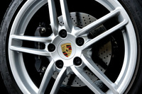 標準の「19インチ カレラホイール」を履く。