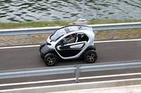 テストコースを走る「トゥイジー」。軽さを生かして、なかなかの加速を見せる。