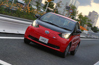 MEGA WEB内の試乗コース「ライドワン」では「eQ」のミニ試乗会が実施された。わずか2周のドライブだったが、EV特有のトルクフルな走りで動力性能にまったく不満はなく、完成度は高く感じられた。