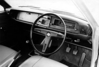 セダンと共通の「カローラ・クーペ1200デラックス」に対し、ステアリングホイールが3本スポークとなり、コンソールボックスが装備されるなど、スポーティ＆ラクシュリーな味付けがされているが、なぜか専用の角形メーターを採用した「スプリンター1200デラックス」のインパネ。「1400ハイデラックス」もパネルが木目化粧板仕上げとなるだけで、デザインは同様である。