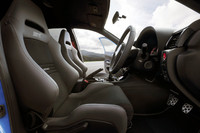 インテリアの様子。レザーとアルカンターラからなる専用シート表皮のレカロシートが鎮座する。