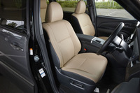 テスト車「エスティマハイブリッド アエラス スマート」の前席。シート地は合成皮革で、ベージュ（写真）のほかに、防汚処理加工されたホワイトのものも選べる。