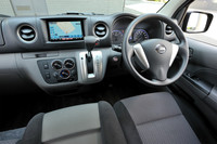 上下2トーンでまとめられたインストルメントパネル。各所にメッキやシルバーの加飾を配し、上質感を演出している。ナビはディーラーオプション。