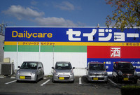 駐車場のクルマすべてが軽自動車ということも。華やかなクルマ雑誌とは別次元へと日本は動いている。