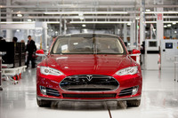 「モデルS」はピュアEVのため、フロントグリルは不要のはず。しかし、中央にブラックアウトした部分をデザインし、保守層にも受け入れられやすい見た目を狙っている。