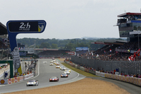 大勢の観客が見守る中、グランドスタンド前を駆け抜けるGTマシン。
    