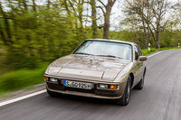 「924」には空力性能を高めるため、フラットなボンネットやリトラクタブルヘッドライトが採用された。