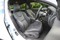 「ボルボS60 D4 R-DESIGN」には、R-DESIGN専用のコンビシート（本革×パーフォレーテッドレザー）が備わる。