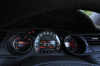 メーターは3眼式。各中央部は液晶画面になっており、さまざまな車両情報が表示される。