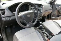 「i20」のインテリアはデザイン、パッケージングとも開放感に富んでいる。近年多い「囲まれ感」が苦手なユーザーにはよいだろう。