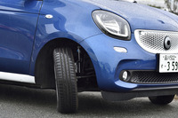 「フォーフォー」の最小回転半径は4.1m。前輪の内輪は35度、外輪は29度まで切れる。