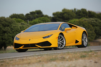 「ウラカン」のスリーサイズは4459×1924×1165mm。強いウエッジ形状をとるボディーの各所に、モダンランボルギーニのシンボルフォームである六角形がちりばめられている。