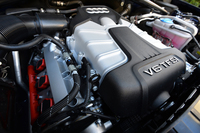 354psを発生する、スーパーチャージャー付きの3リッターV6エンジン。アイドリングストップ機能も備わっている。JC08モードの燃費値は、10.8km/リッター。
    