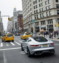 ニューヨークの市街地を行く「Fタイプ R AWD クーペ」。クローズドボディーのクーペには、アルミルーフ、カーボンファイバールーフ、パノラミックグラスルーフと、3タイプのルーフが用意されている。