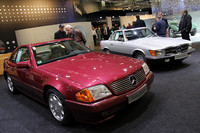 同じく「ヤングクラシックス」。手前の1991年「メルセデス・ベンツ300SL」は走行距離約1万kmで3万7950ユーロ（約454万円）。