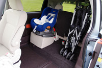 一部グレードを除き、後席には6：4分割のチップアップ機能が備わる。ベビーカー（写真右）など、背の高い荷物の収納はお手のものだ。