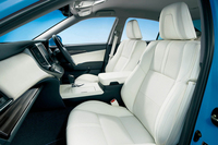 白い本革シートが採用される（写真は“空色edition”）。