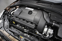 日本に導入されるボルボXC60は、3リッター直列6気筒エンジンを横置きする、T6 SE AWDの1グレードのみとなる。
