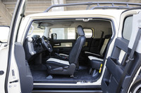 ドアは、フロント前ヒンジ、リア後ろヒンジ。写真のような観音開きになる。