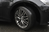 試乗車にはオプションの18インチタイヤが装着されていた。標準は17インチ（215/55R17）。