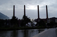工場開設当時の面影を残す煙突たち。