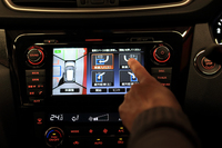 充実した先進装備も「エクストレイル」の特徴。自動操舵（そうだ）技術で駐車時の操作を手助けする「インテリジェントパーキングアシスト」は、日産車では初の採用となる。
    