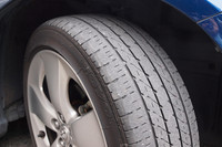 約2年で3万7000kmを後にした「トーヨー・プロクセスR30」。スリップサインこそ出ていないものの、トレッドパターンが消えてしまっているところもちらほら。特にフロントタイヤは、ショルダー部の摩耗が激しい。