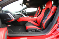 シートには素材や色の組み合わせにより、全7種類の仕様が用意される。写真はセミアニリンレザーとアルカンターラのコンビシート。