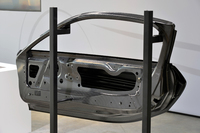 組み付け前のドアパネル。室内側（写真手前）に見られる、CFRP材が軽さの秘密。
    