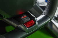 ステアリングホイールのボトム部には、ドライビングモードを選択するANIMAスイッチが備わる。