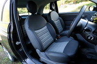 シートは、「スポーツ」専用デザインのものが装着される。インテリアカラーは、ブラック×グレーのコンビ（写真）のみ。