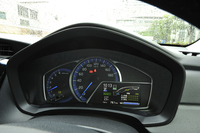 メーターの意匠は、ハイブリッドモデルならではのもの。右下にパワーメーターが配される。