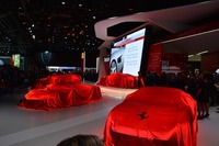 アンベールを待つフェラーリブースのクルマたち。