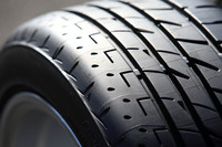 「プレイズPX-RV」のトレッドパターン。タイヤのイン側（写真左側）のブロック剛性を強化することで、レーンチェンジ時のふらつきを抑えている。