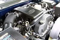 ボルテック4200「オールアルミ」ユニットは、同じGMグループのサターンが採る「ロストフォーム・キャスティング」製法でつくられる。これは、砂にエンジンの形をした発砲フォームを埋め、溶かしたアルミを流し込むもの。