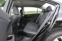 従来モデルより70mm延びたホイールベースの恩恵もあって、後席の足元は広々。前後席間距離は90mm広げられている。