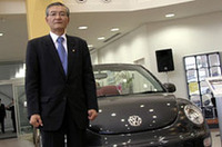 （株）ヤナセの古市宏幸社長。フォルクスワーゲングループジャパンは初年度350台の販売を見込むが、ヤナセは100台上乗せし450台を売りたいとやる気満々。ちなみに、同じフォルクスワーゲングループのアウディ車は、2000年に販売をリスタートしている。